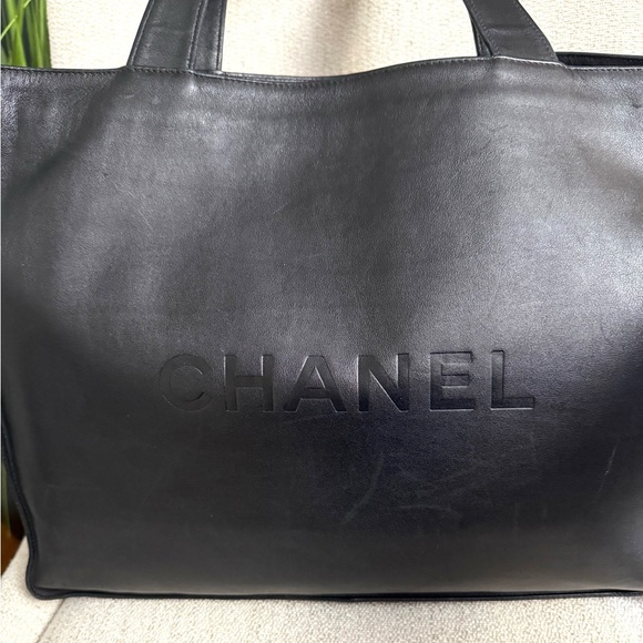 Authentic CHANEL black lambskin leather large tote bag - Picture 4 of 16